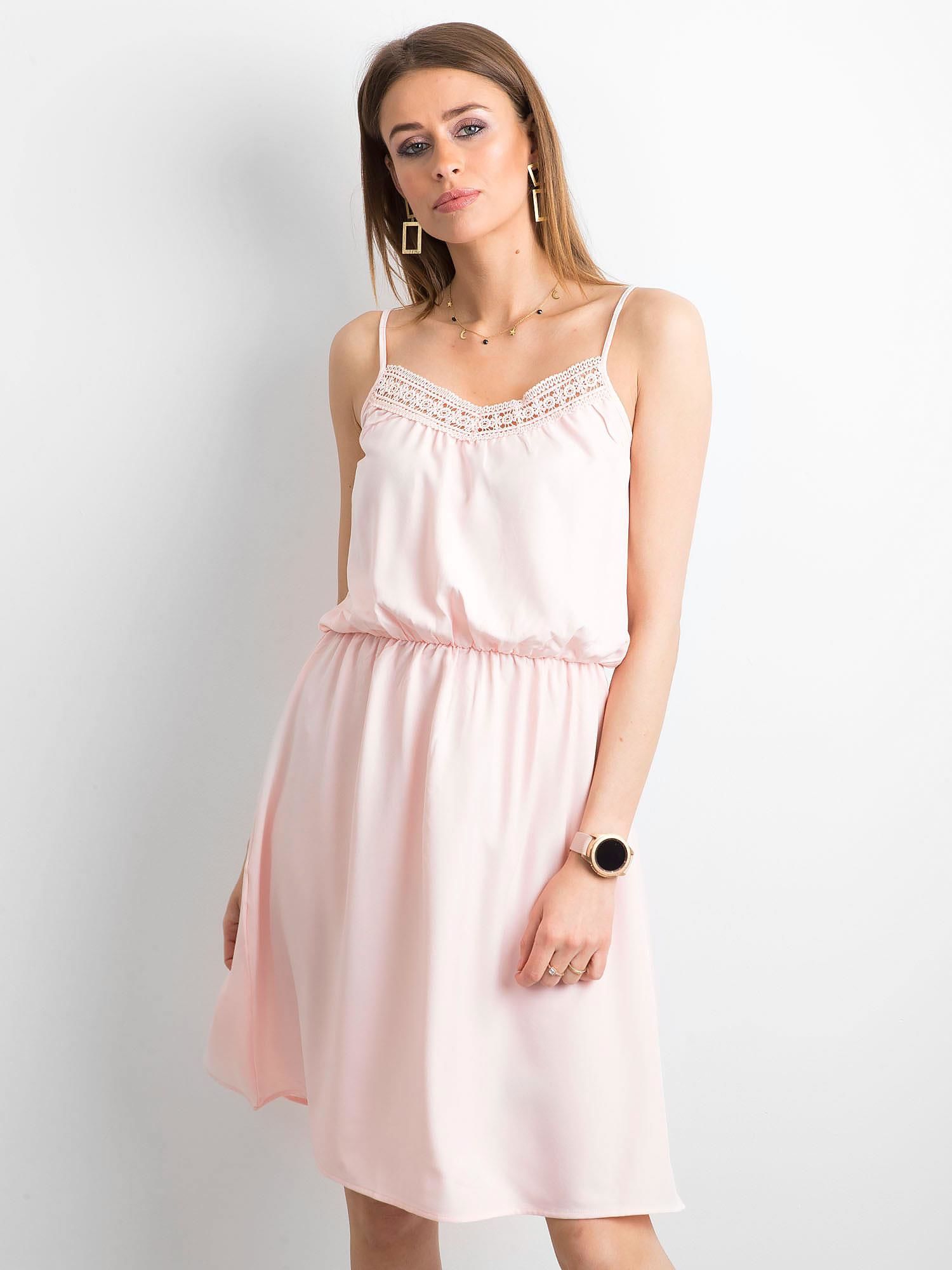 Letné ružové šaty na ramienka s jemnou čipkou