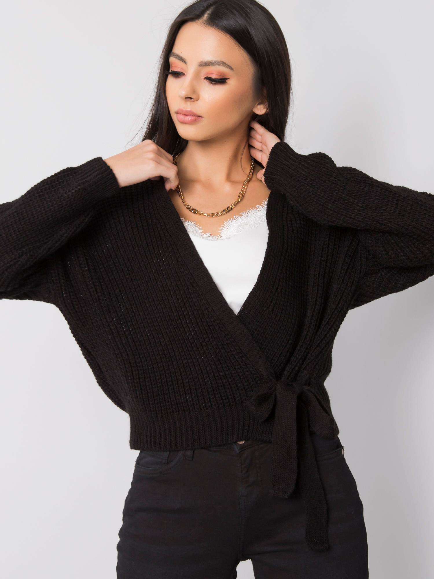 Čierny pletený sveter s viazaním
