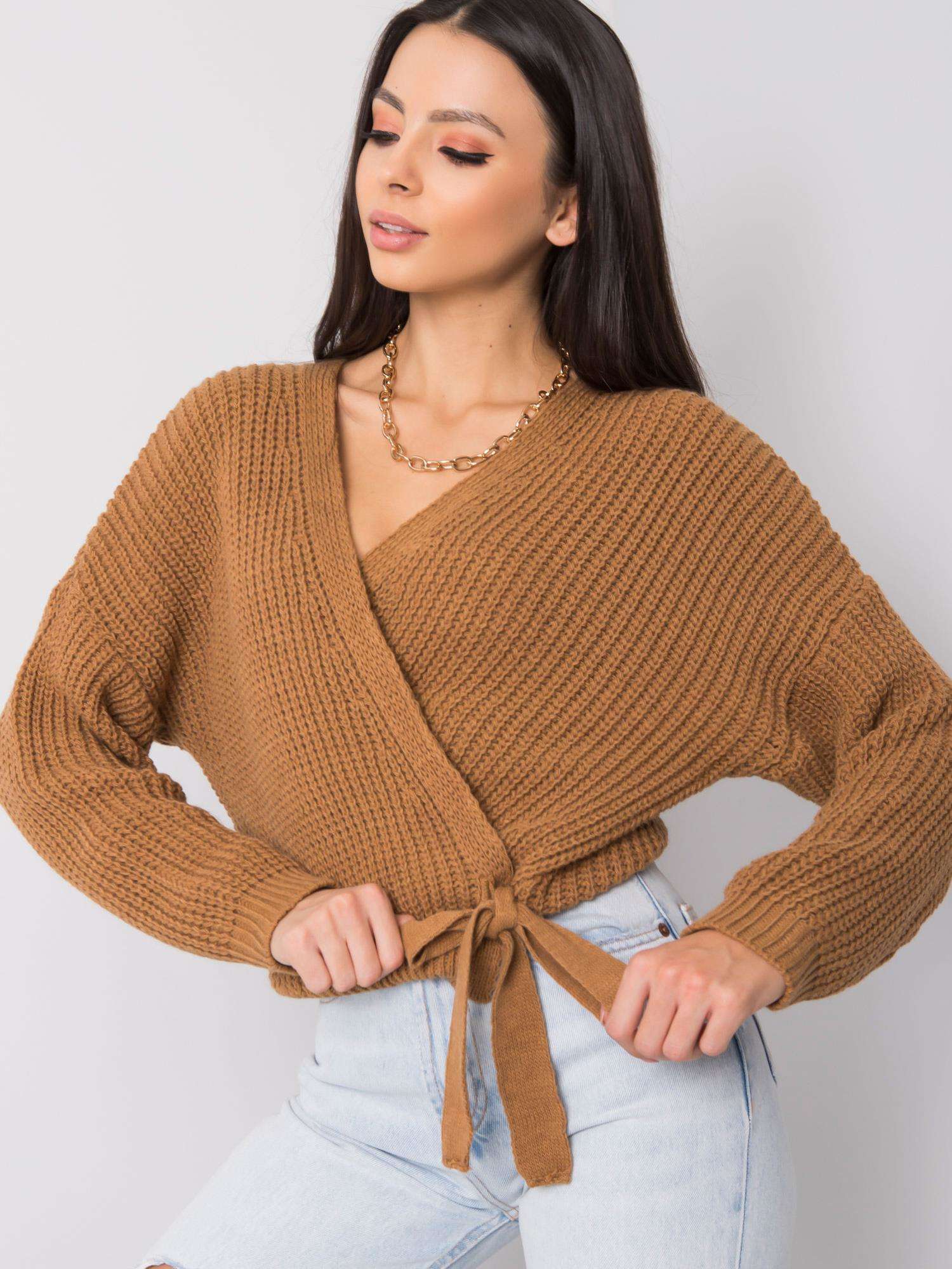 Svetlohnedý pletený sveter s viazaním