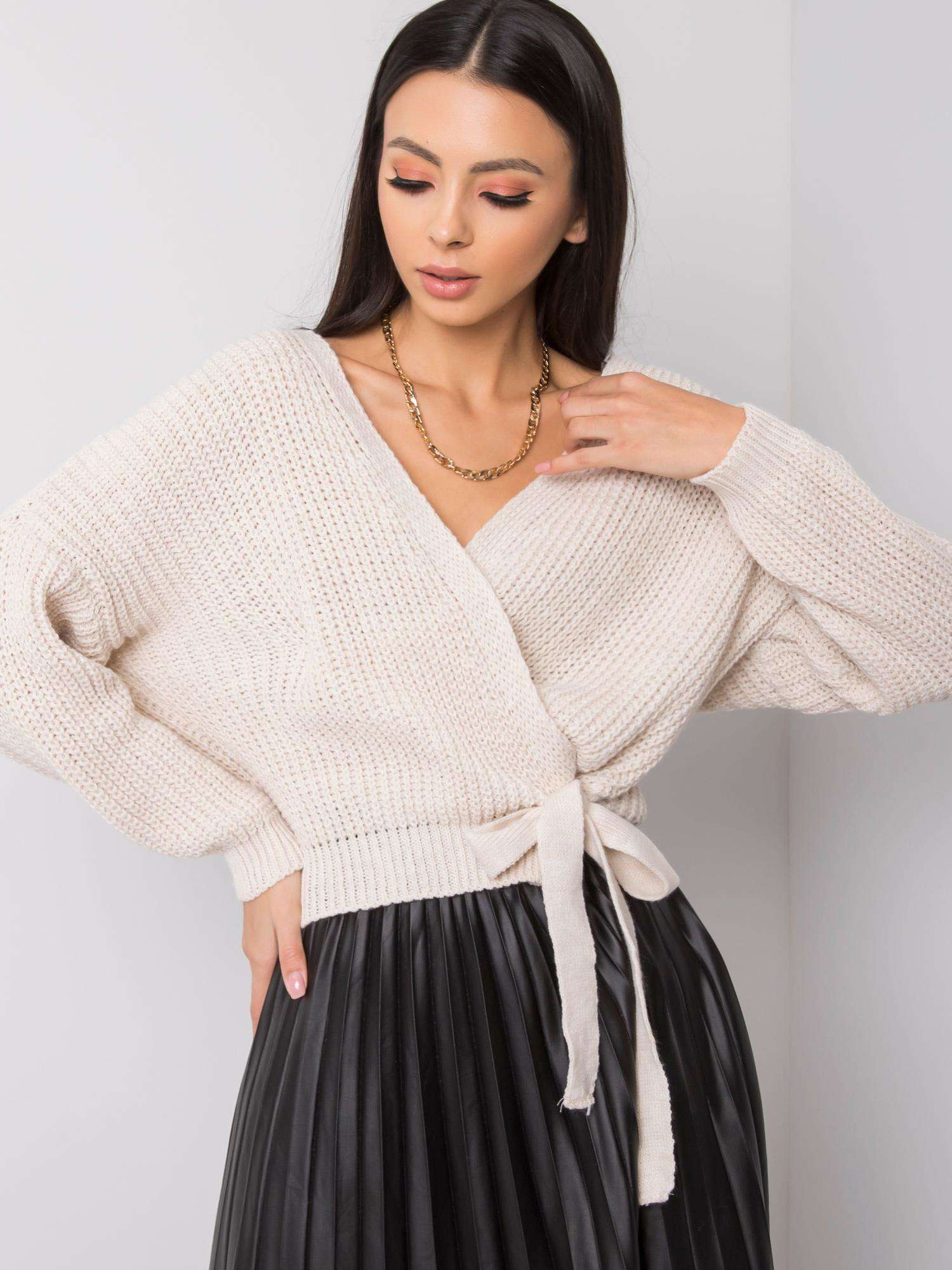 Svetlobéžový pletený sveter s viazaním
