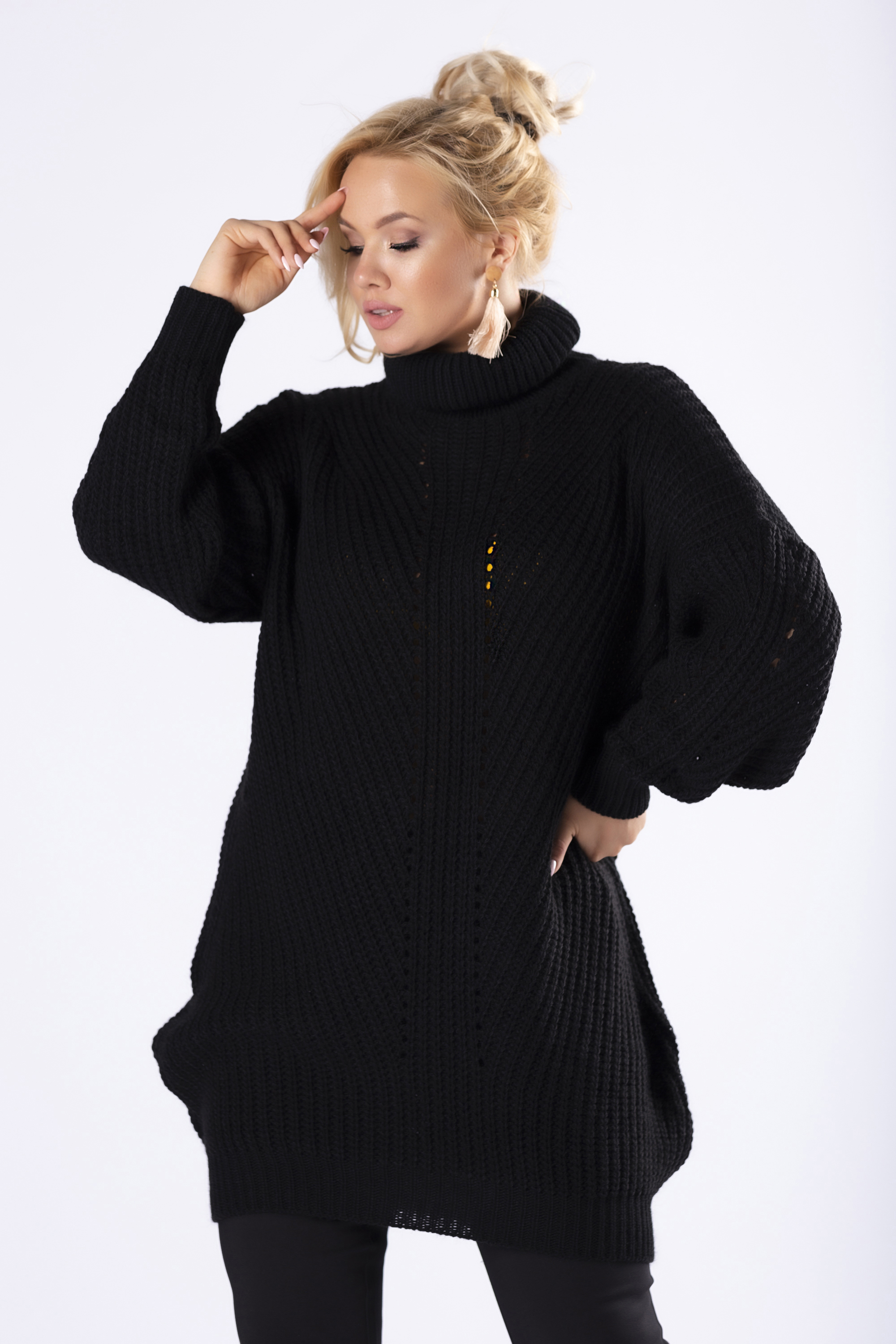 Čierny pletený sveter s rolákom